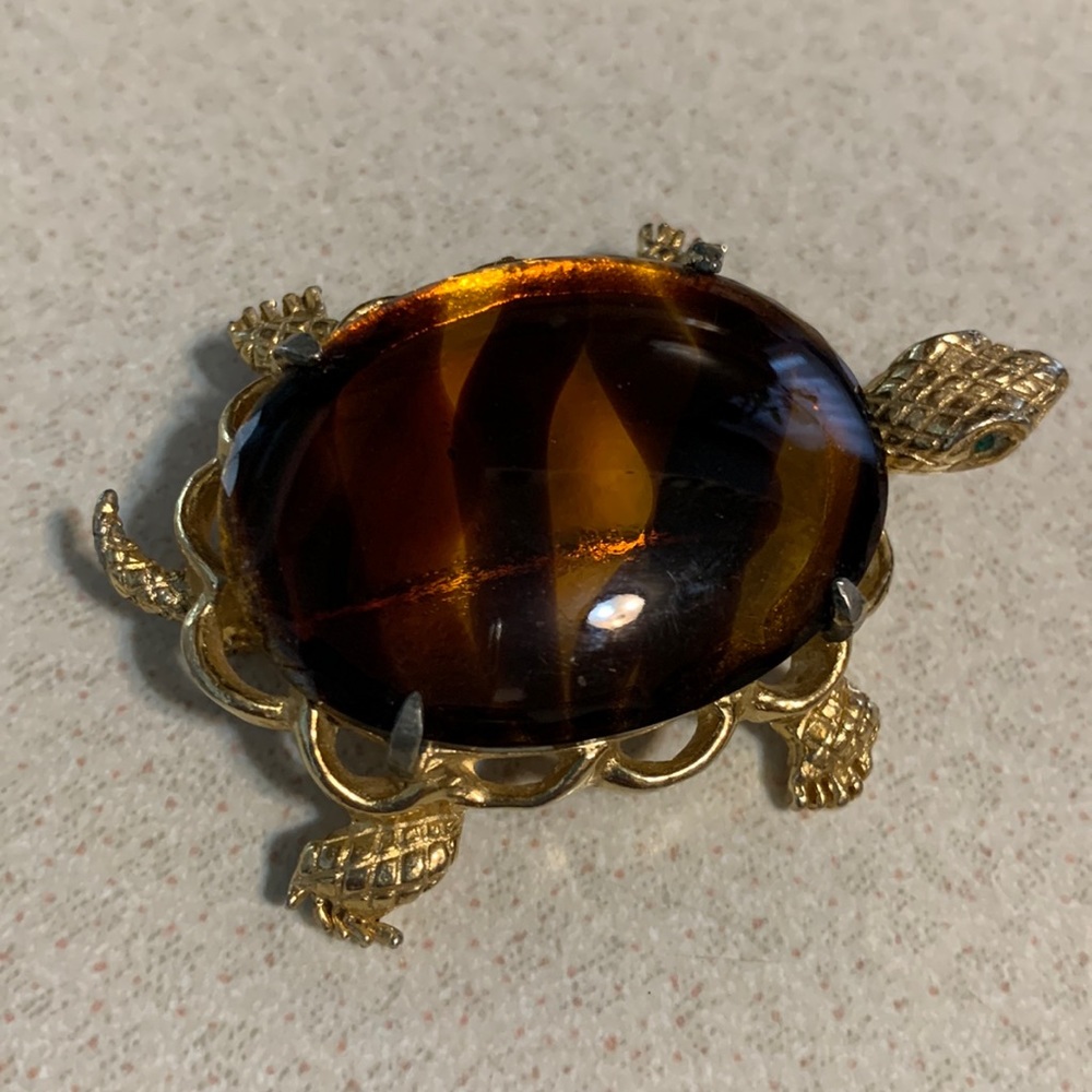 DeNicola gold tone turtle broach with brown striped glass stone green eyes(208)